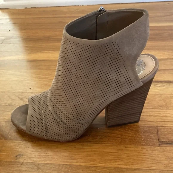 *last chance!!* Vince Camuto | Women’s tan suede side zip wedges - Picture 5 of 16